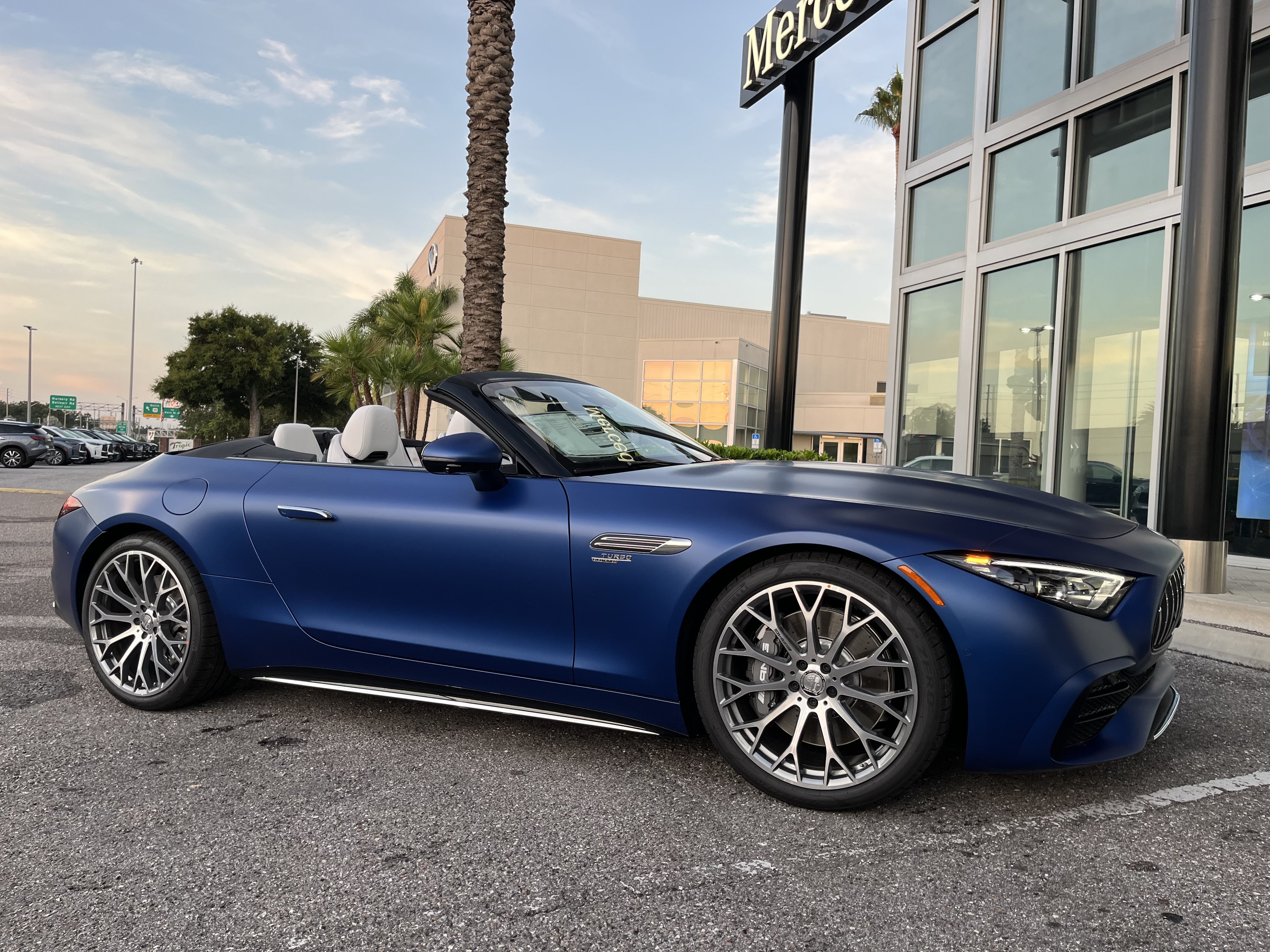 New 2026 MANUFAKTUR Starling Blue Magno Mercedes-Benz AMG® SL 43 image 9