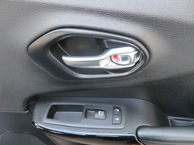 Used 2019 Diamond Black Crystal Pearlcoat Jeep Altitude image 11