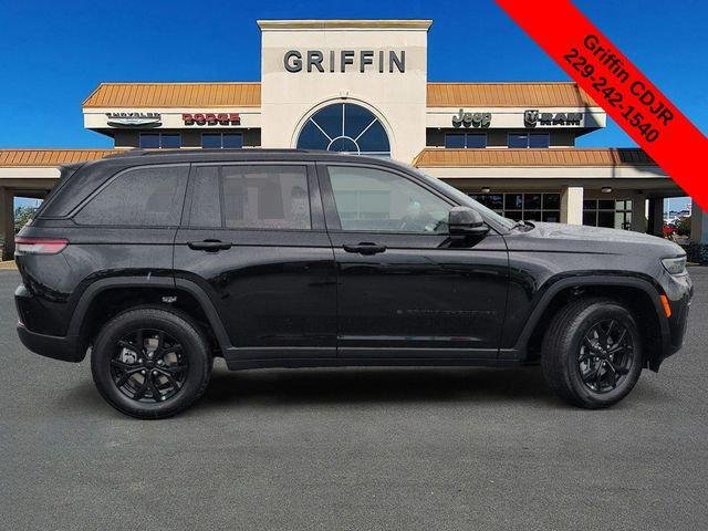 New 2026 Diamond Black Crystal Pearl-Coat Exterior Paint Jeep Laredo image 3