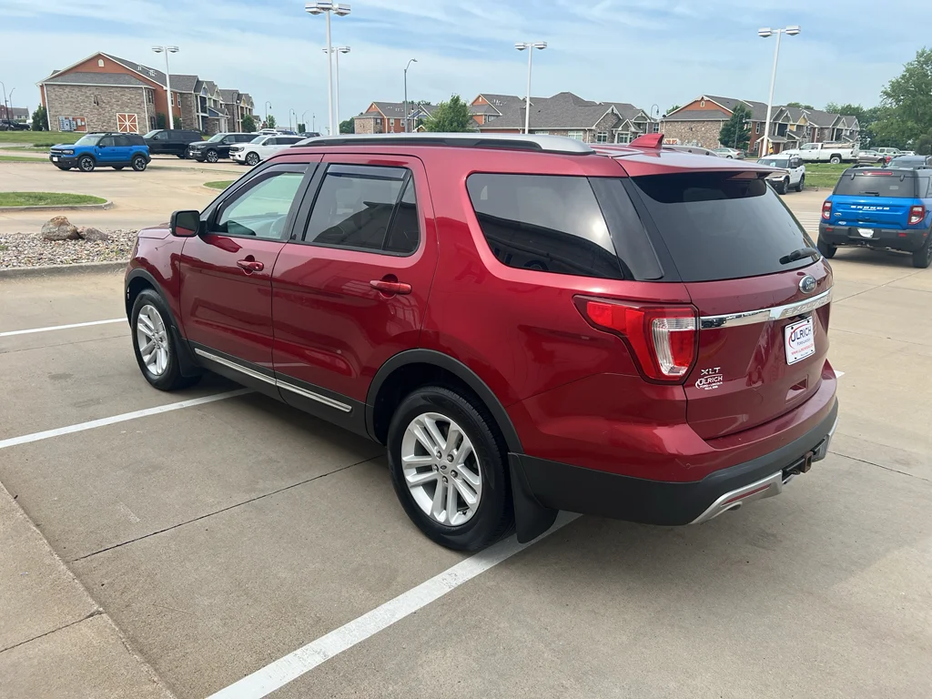 Used 2017 Ruby Red Metallic Tinted Clearcoat Ford XLT image 6