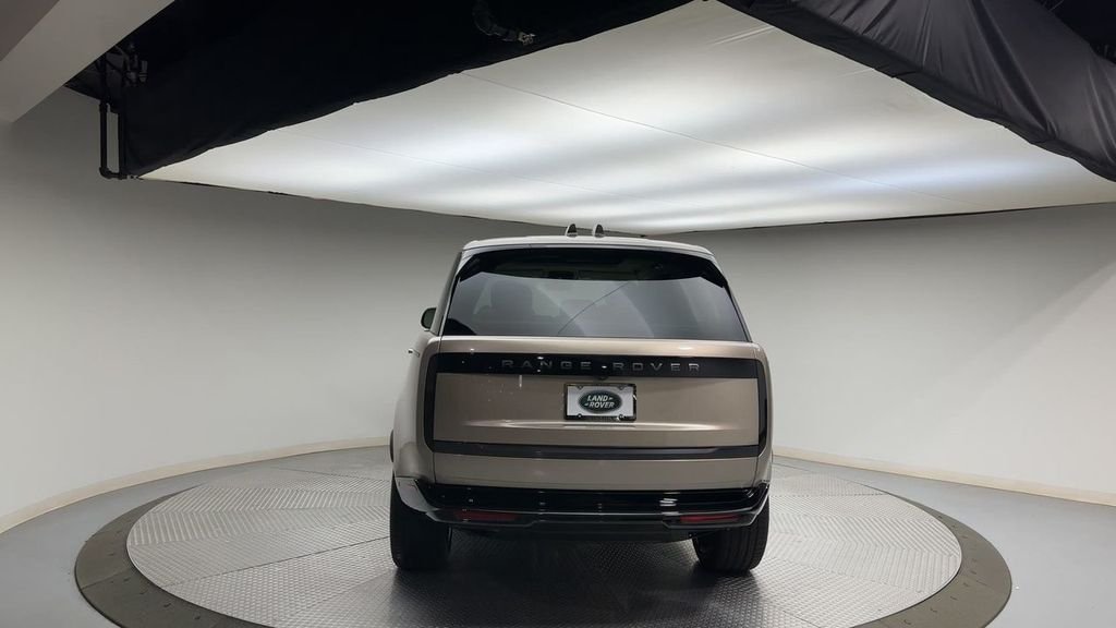 Used 2024  Land Rover SE image 7