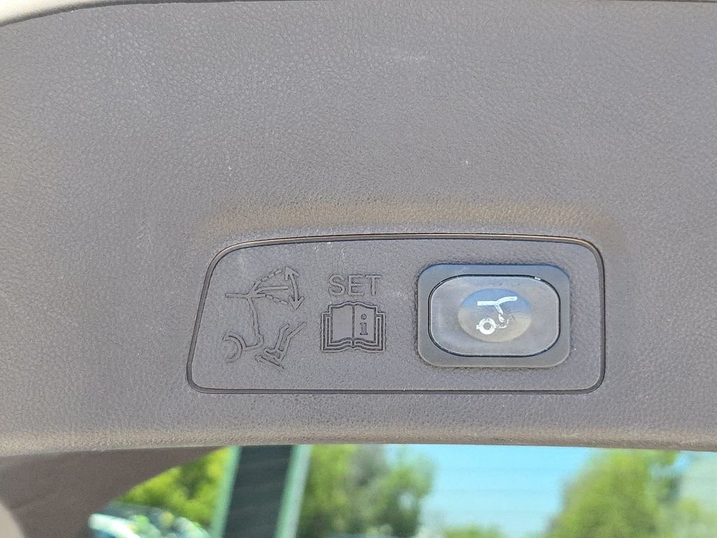 Used 2016 Silver Lincoln Select image 16