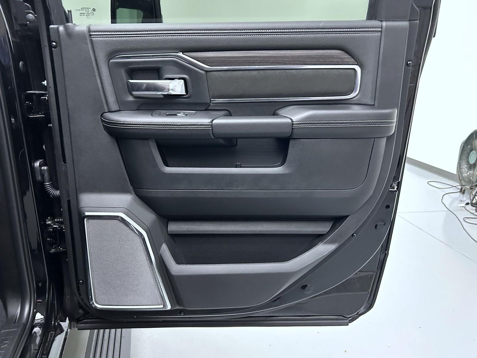 New 2026 Diamond Black Crystal Pearl-Coat Exterior Paint RAM Laramie image 17