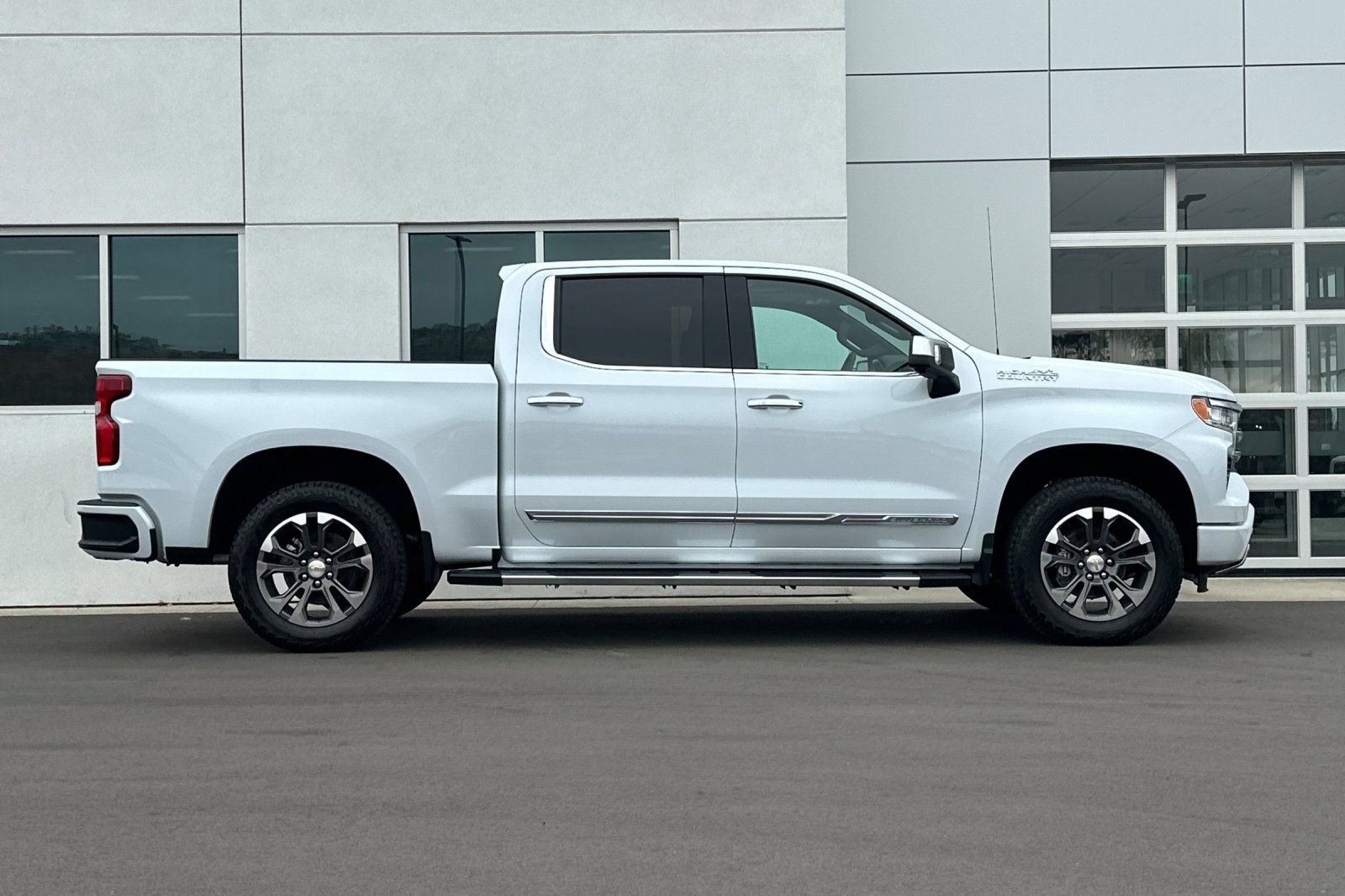 New 2026 Polar White Tricoat Chevrolet High Country image 3