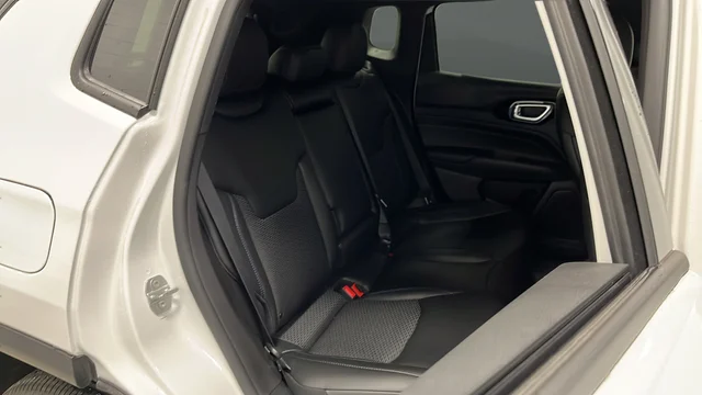 New 2026 Bright White Clearcoat Jeep Latitude image 25