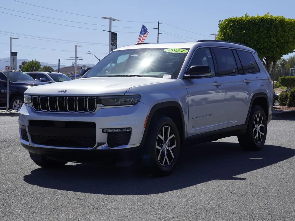 Used 2024 Silver Jeep Limited image 7