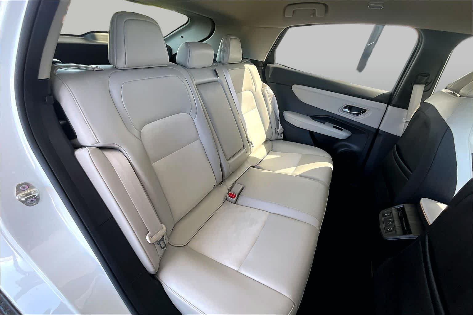 Used 2023 Everest White Pearl Tricoat/Black Diamond Pearl Nissan ENGAGE image 19
