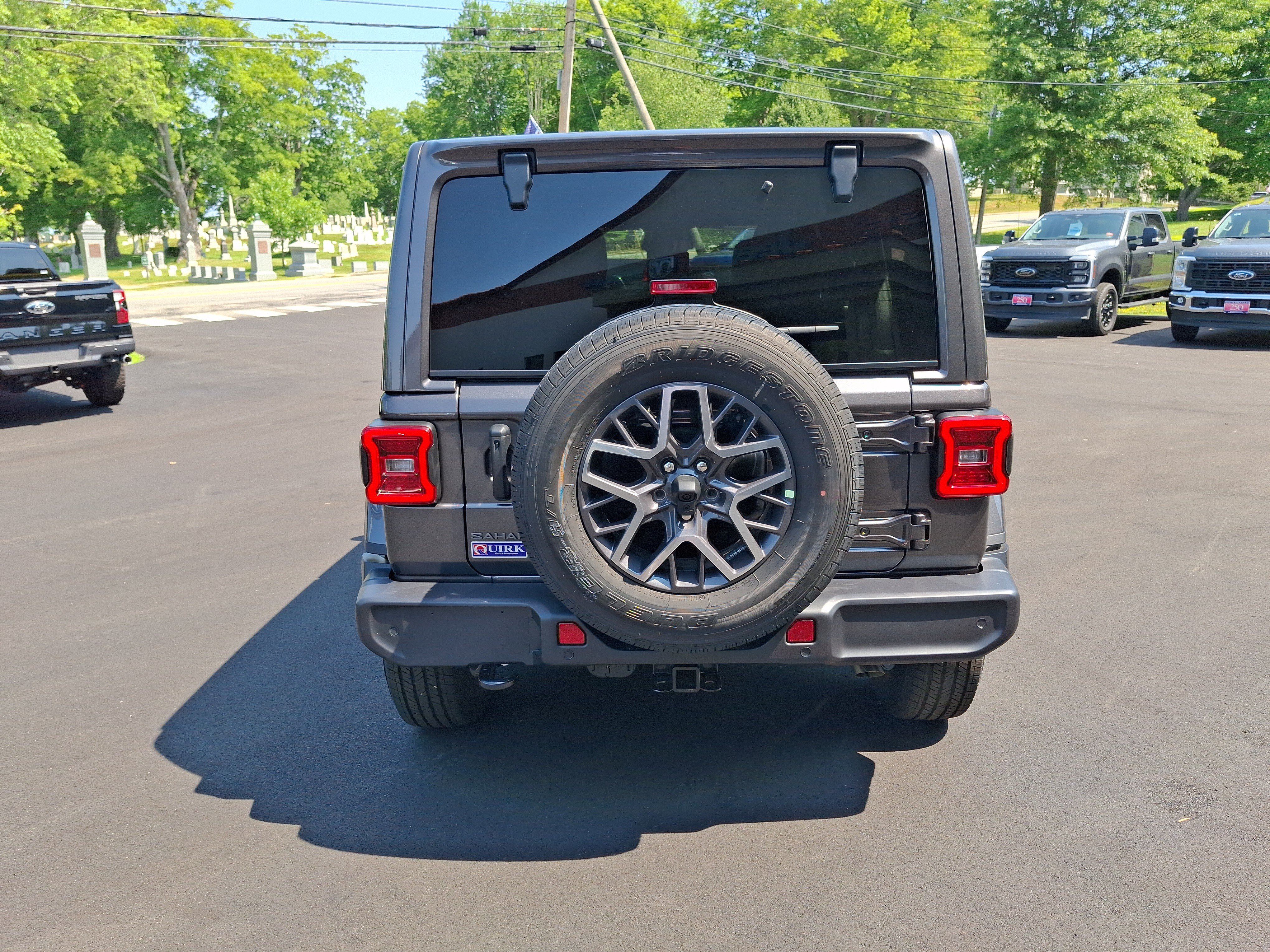 New 2026 Granite Crystal Metallic Clear-Coat Exterior Paint Jeep Sahara image 6