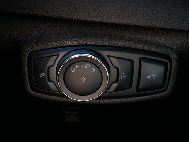 Used 2018 Velvet Lincoln Premiere image 16