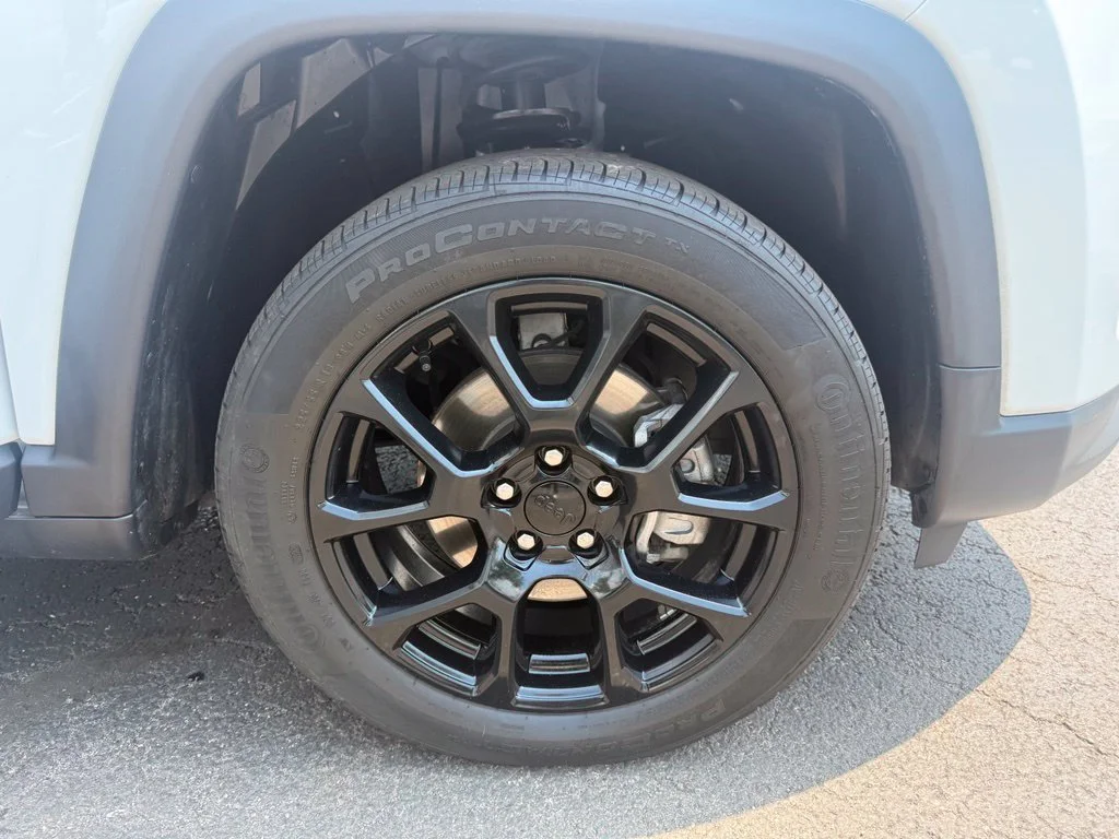 Used 2022 White Jeep Latitude image 51
