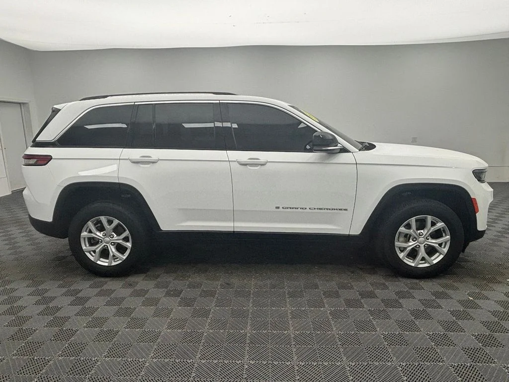Used 2024 White Jeep Limited image 6