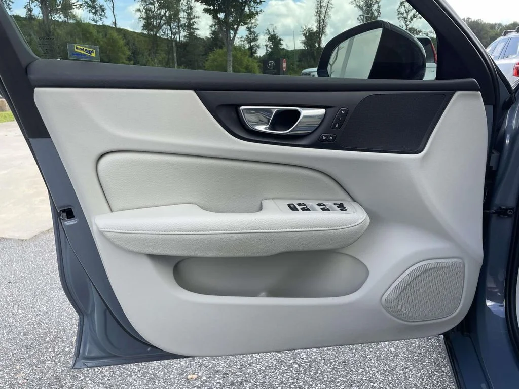 Used 2022 Thunder Grey Metallic Volvo R-Design Expression image 5