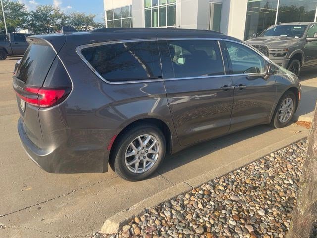 Used 2022 Granite Crystal Metallic Clearcoat Chrysler Touring L image 5