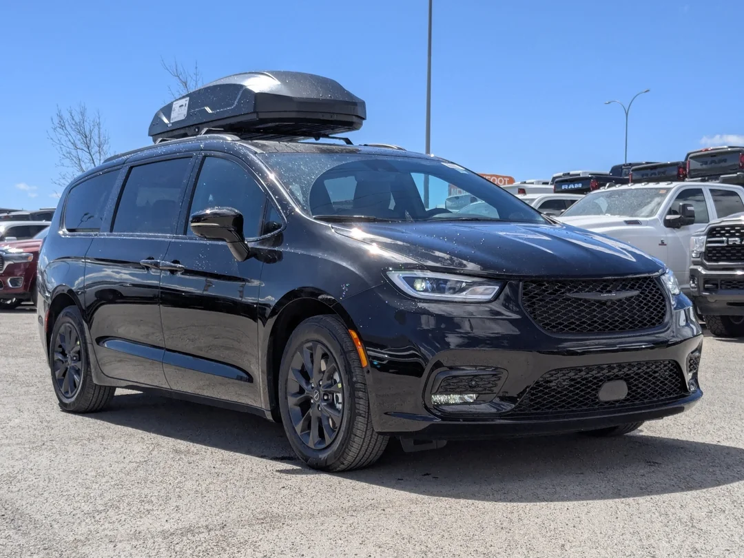 New 2026 Black Chrysler Select - - FWD - 360 Camera - FAV Edition - Power Liftgate - Remote Start & More! image 2