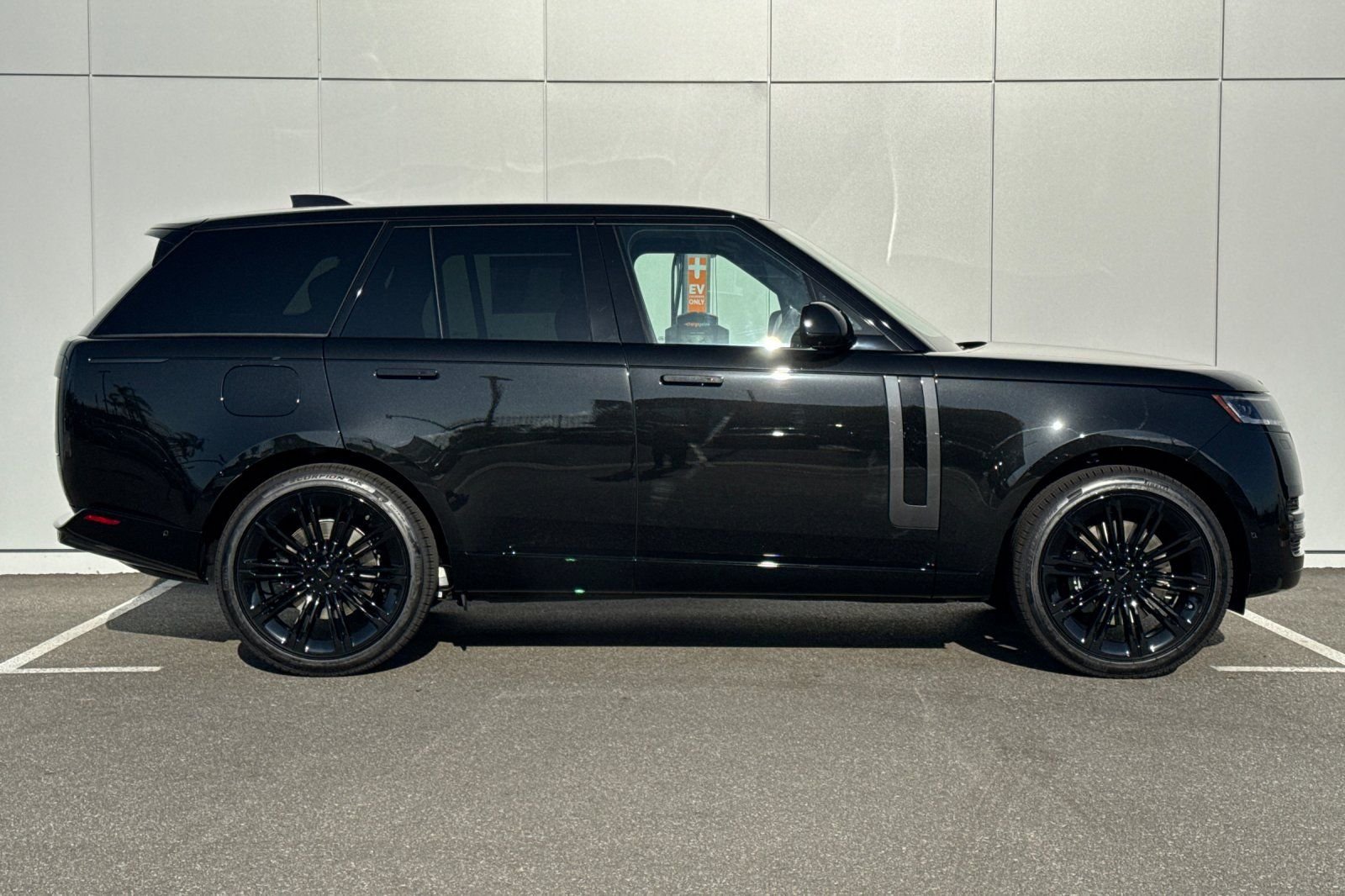 New 2026 Santorini Black Land Rover SE image 6