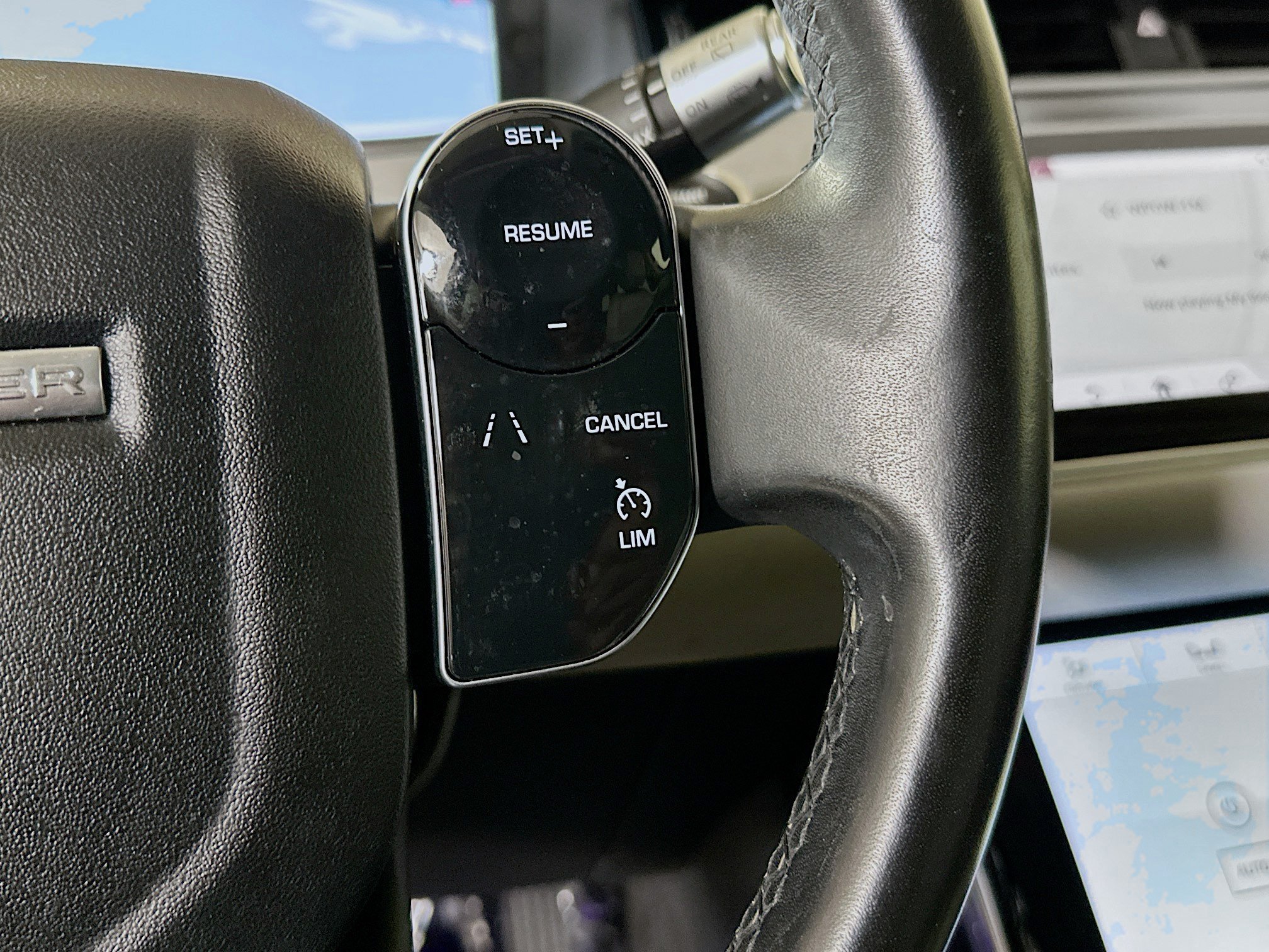 Used 2020 White Land Rover SE image 17