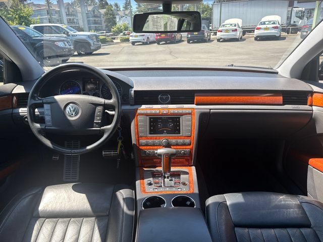 Used 2004 Black Volkswagen V8 image 11