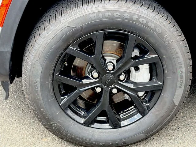 Used 2022 Silver Jeep Limited image 17