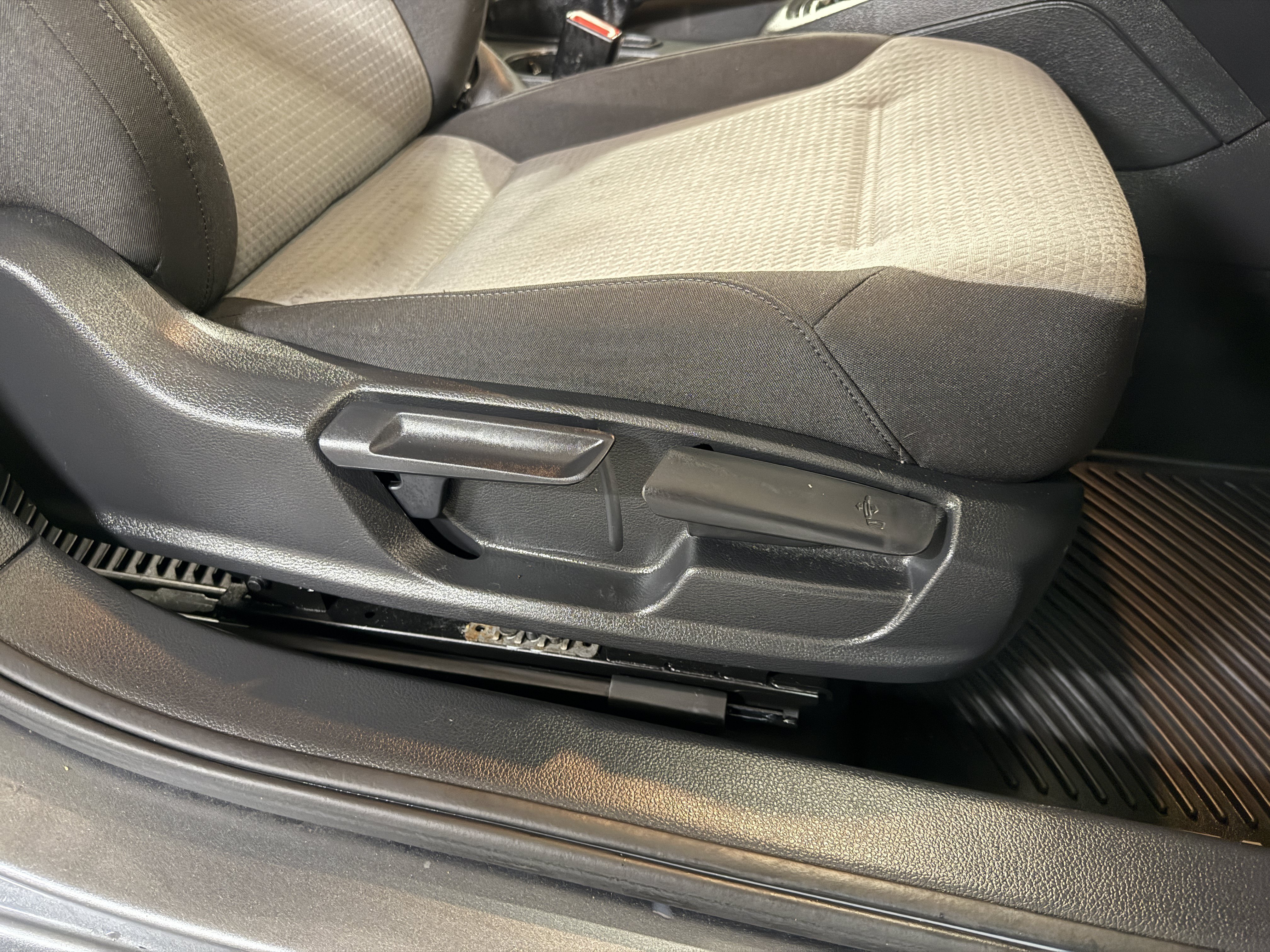 Used 2018 Platinum Gray Metallic Volkswagen 1.4T S image 23