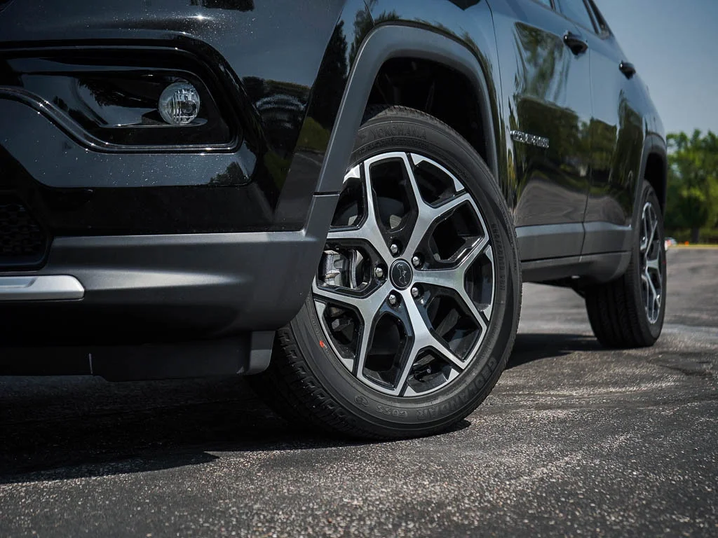 New 2026 Diamond Black Crystal Pearlcoat Jeep Limited image 5