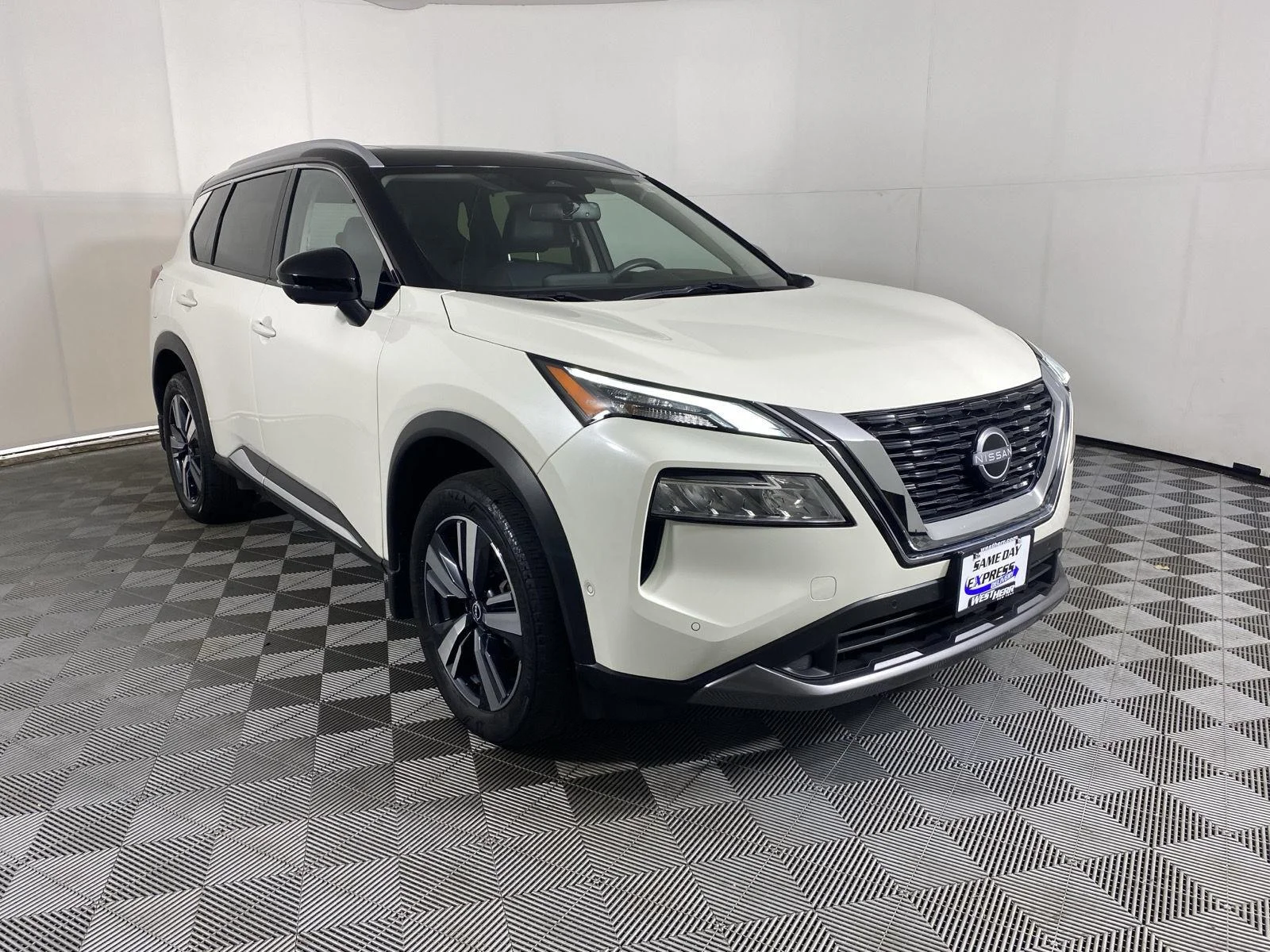 Certified Used 2023 Pearl White Tricoat/Super Black Nissan SL image 11