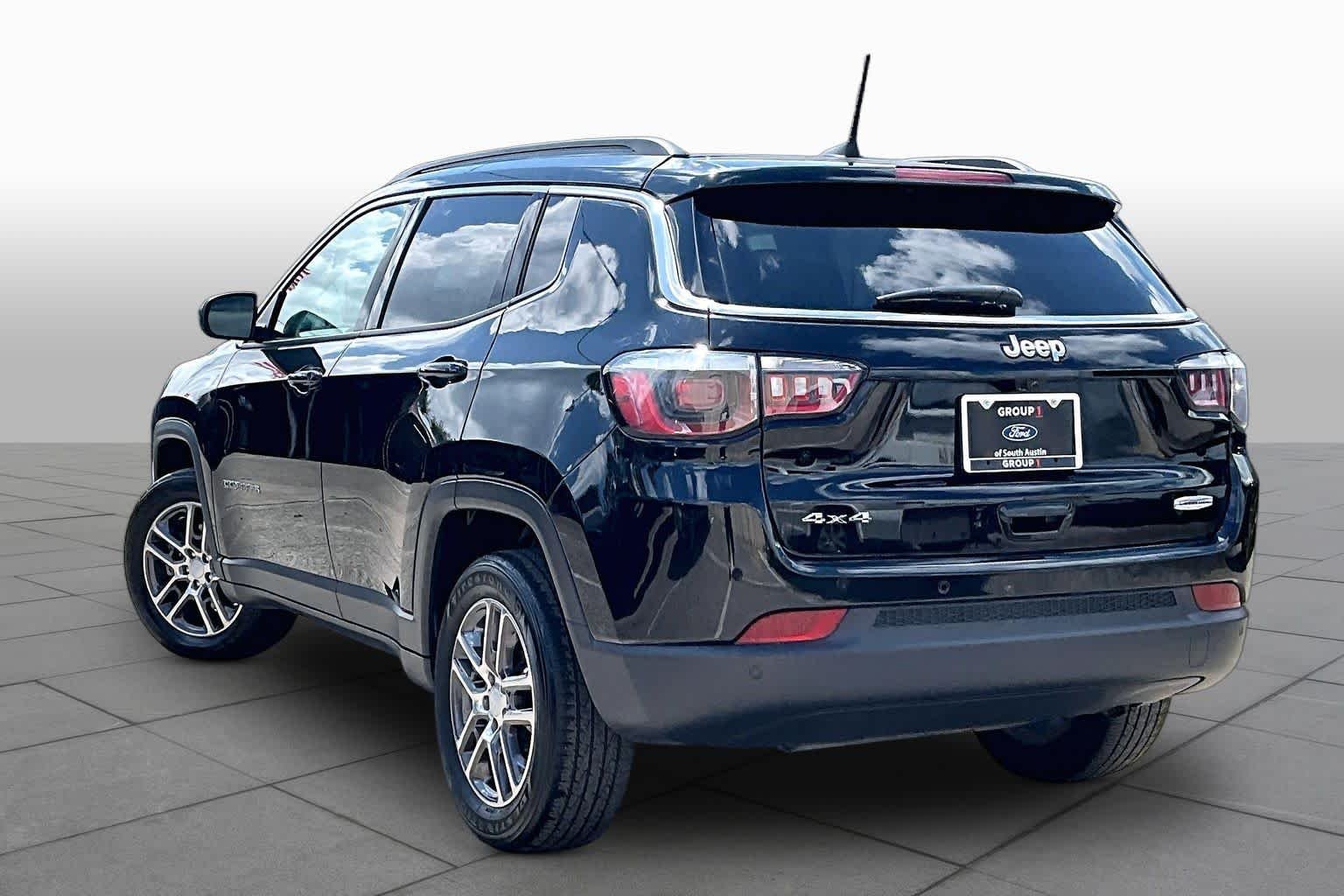 Used 2020 Diamond Black Crystal Pearlcoat Jeep Latitude w/Sun/Safety Pkg image 6