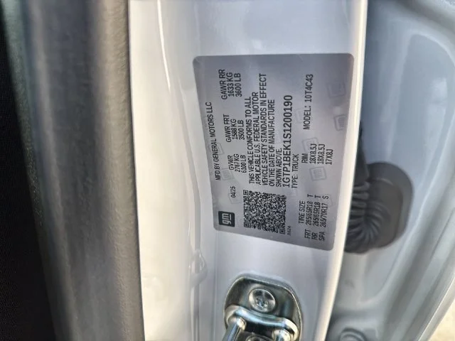Used 2025 Summit White GMC Elevation image 33