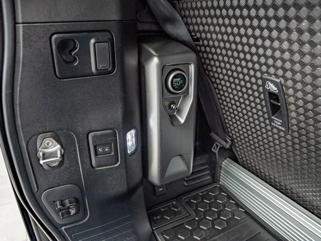 Used 2023 Fuji White Land Rover X-Dynamic SE image 39