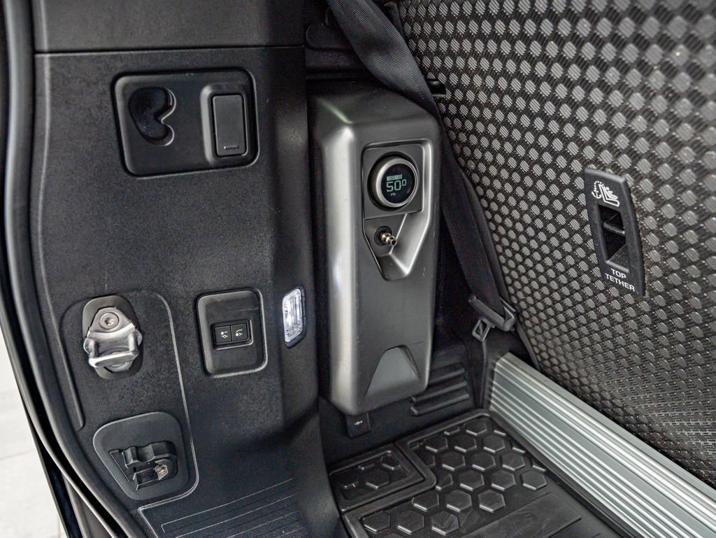Used 2023 Fuji White Land Rover X-Dynamic SE image 39