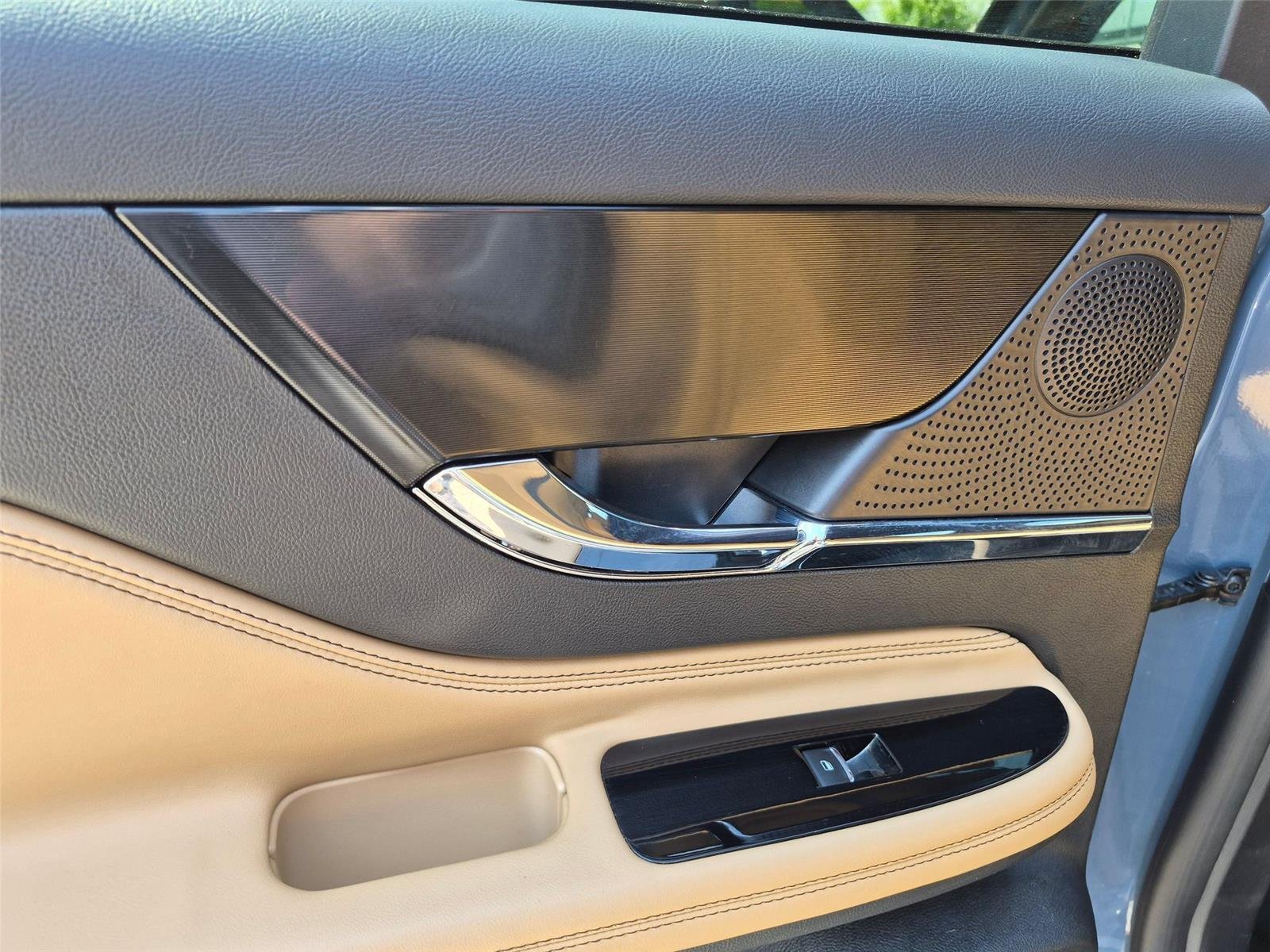 Used 2023 Whisper Blue Metallic Clearcoat Lincoln Reserve image 25