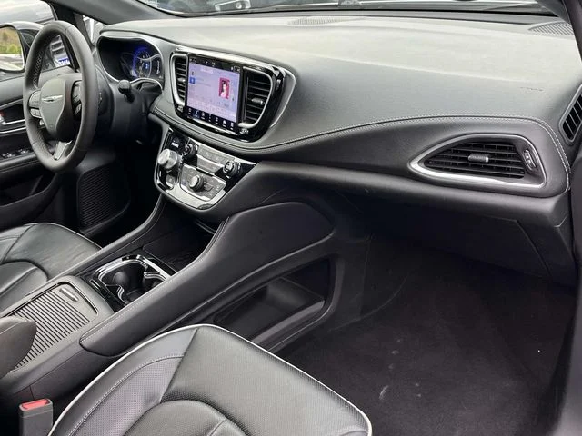 Used 2025 White Chrysler Limited image 23