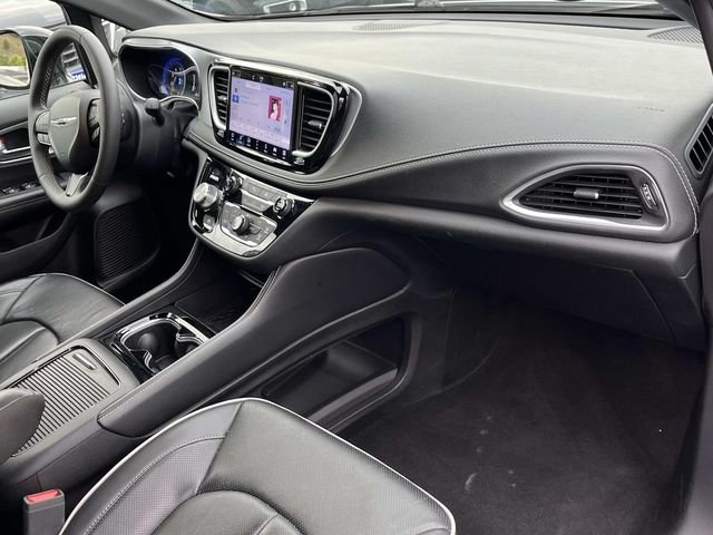 Used 2025 White Chrysler Limited image 23