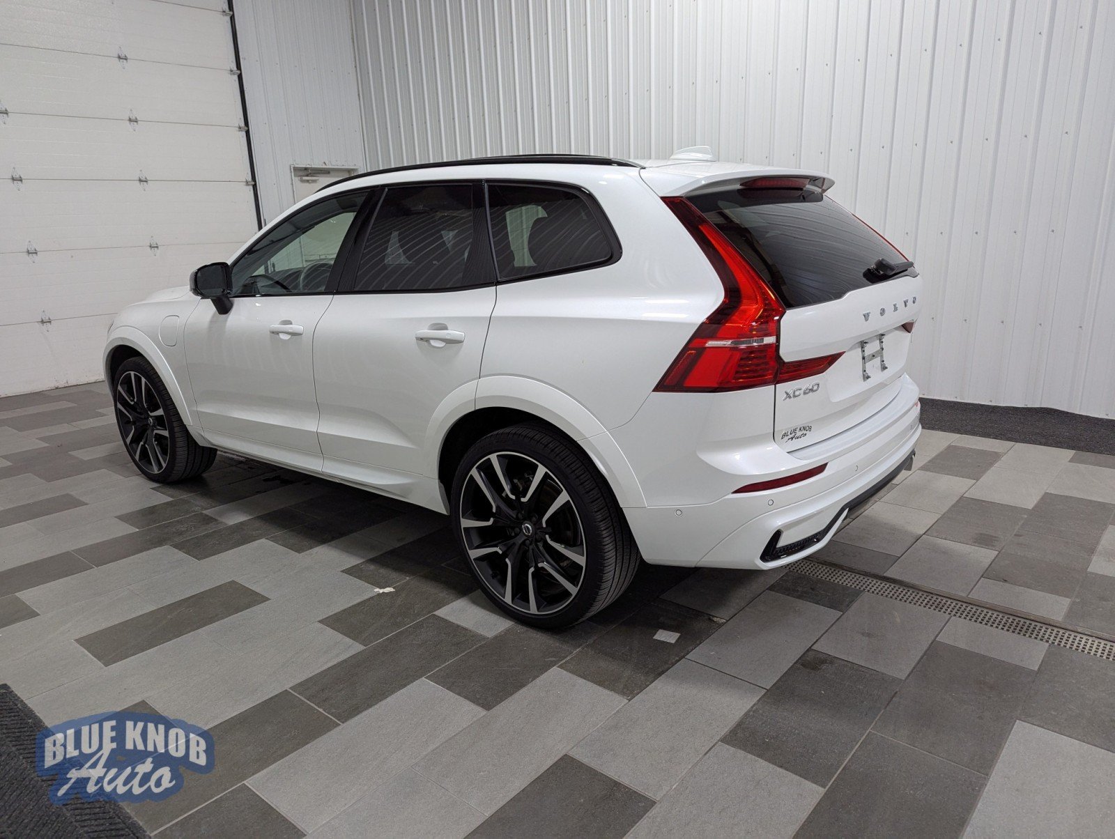 2023 Volvo XC60 Recharge Hybrid Ultimate photo 2
