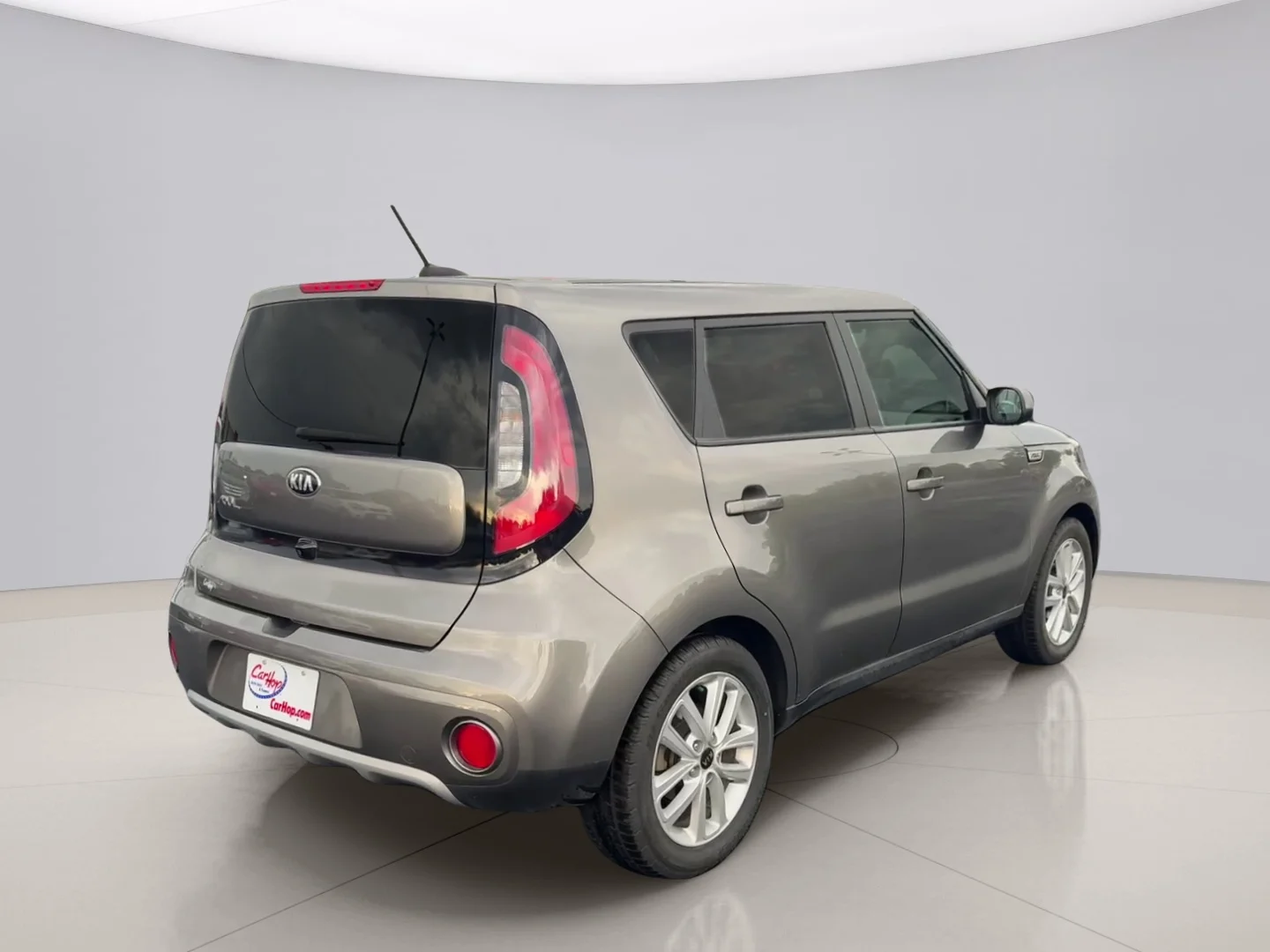 Used 2019 Gray Kia + image 5