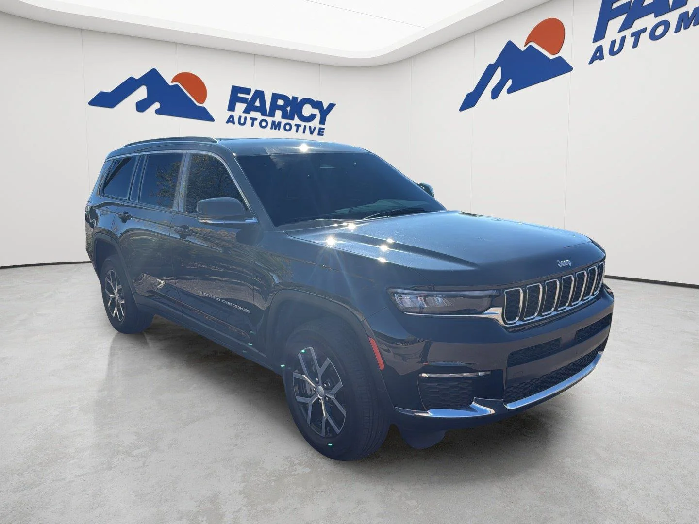 Used 2025 Diamond Black Crystal Pearlcoat Jeep Limited image 4