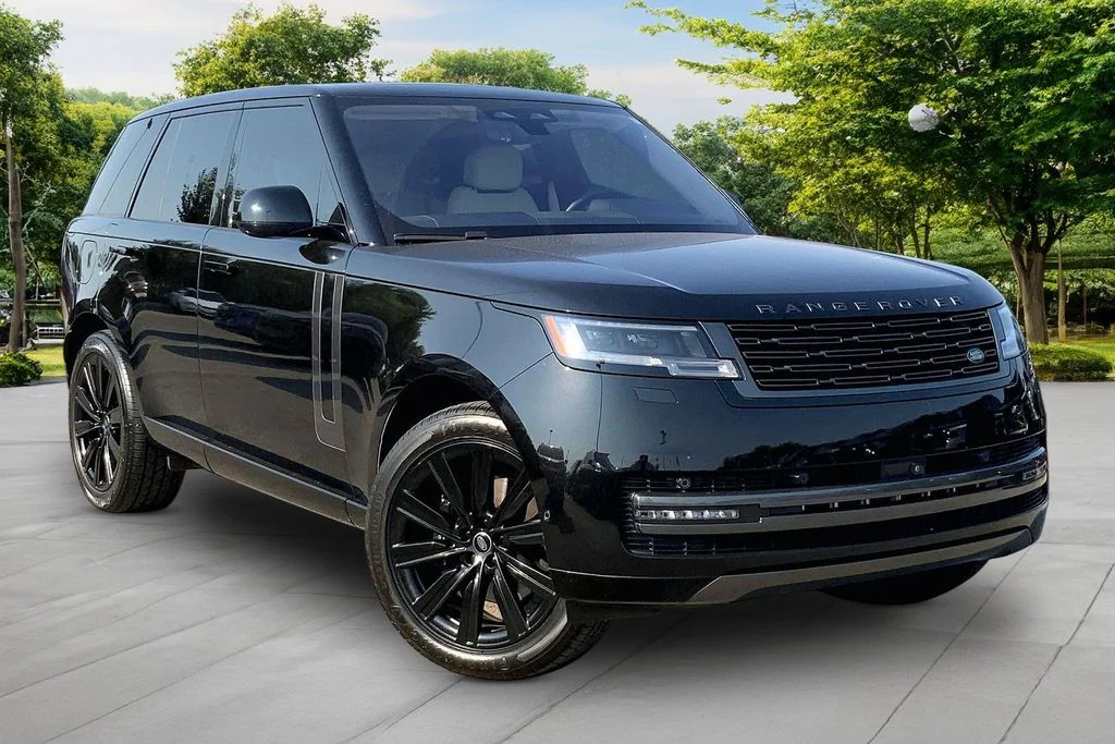 Used 2023 Black Land Rover SE image 3