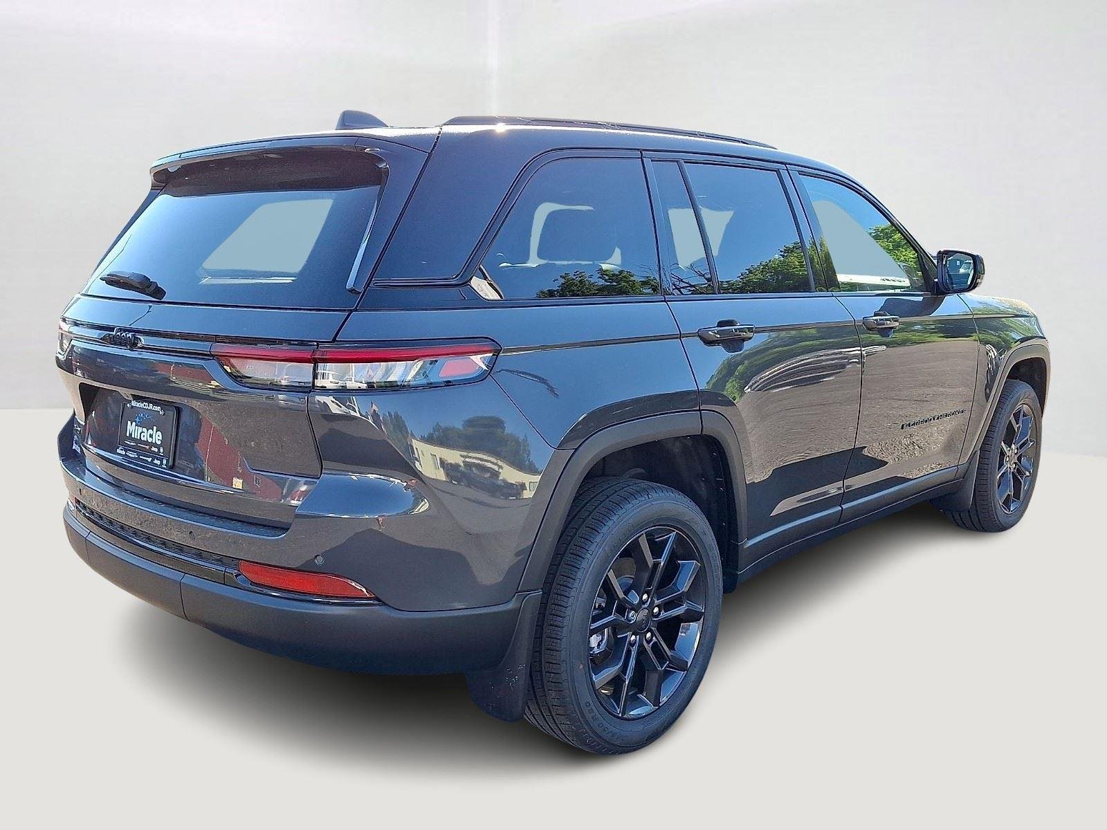 New 2025 Baltic Gray Metallic Clear-Coat Exterior Paint Jeep Limited image 3