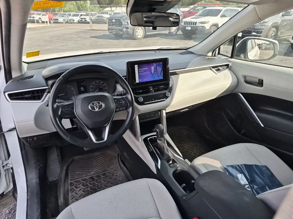 Used 2023 Pearl Toyota LE image 21