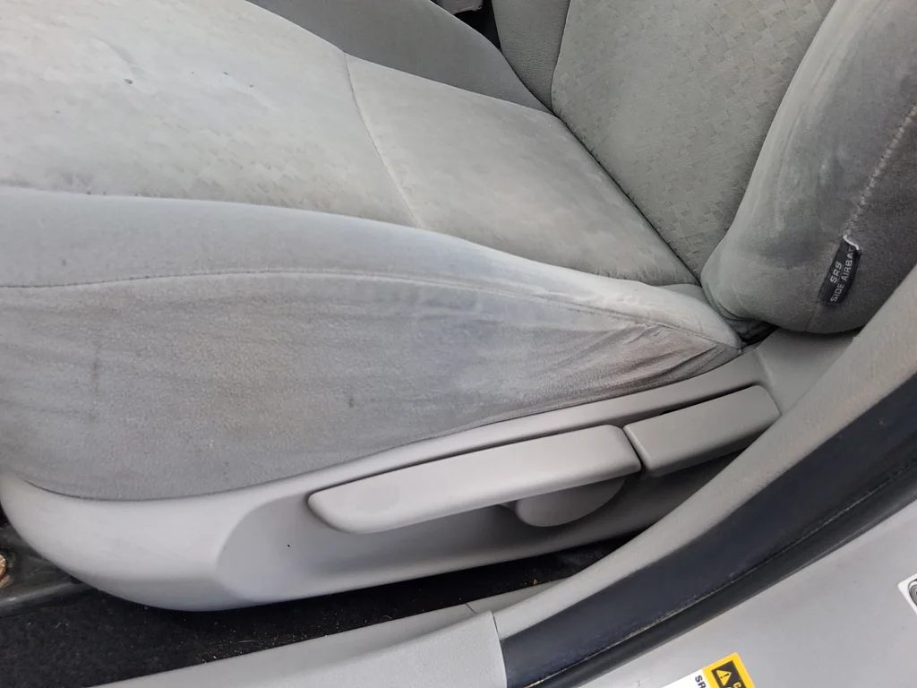 Used 2009 Silver Toyota LE image 17