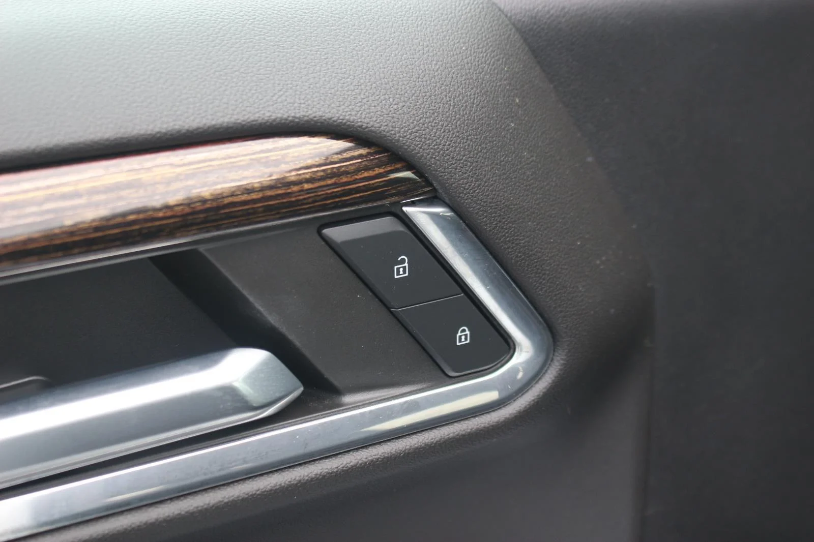 Used 2024 Summit White GMC Elevation image 13