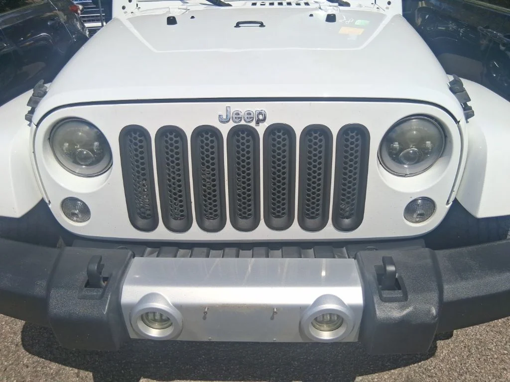 Used 2015 White Jeep Unlimited Sahara image 19