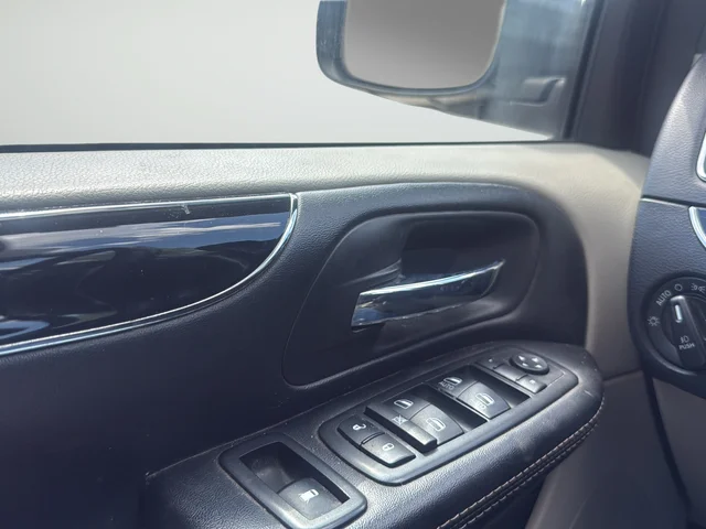 Used 2019 White Dodge SXT image 29