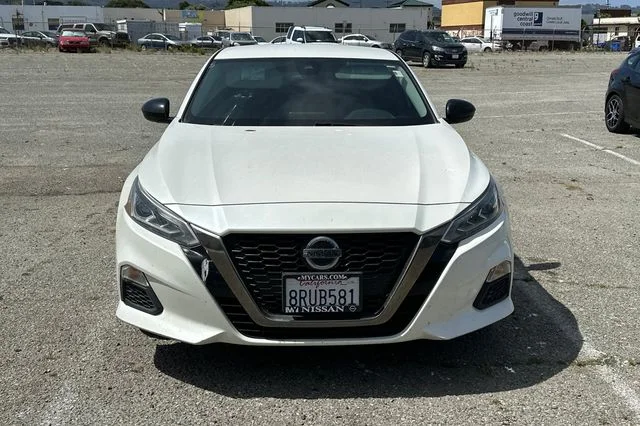 Used 2020 White Nissan 2.5 SR image 3