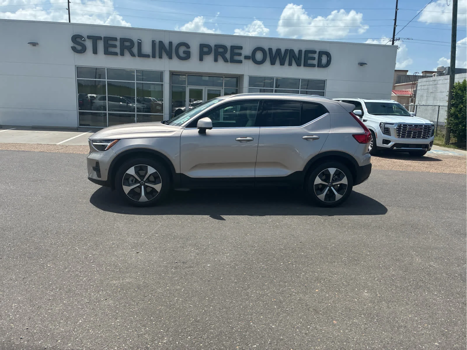 2024 Volvo XC40 Plus Bright Theme