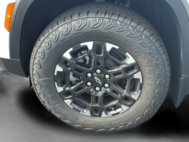 New 2027 Polar White Tricoat Chevrolet Z71 image 14