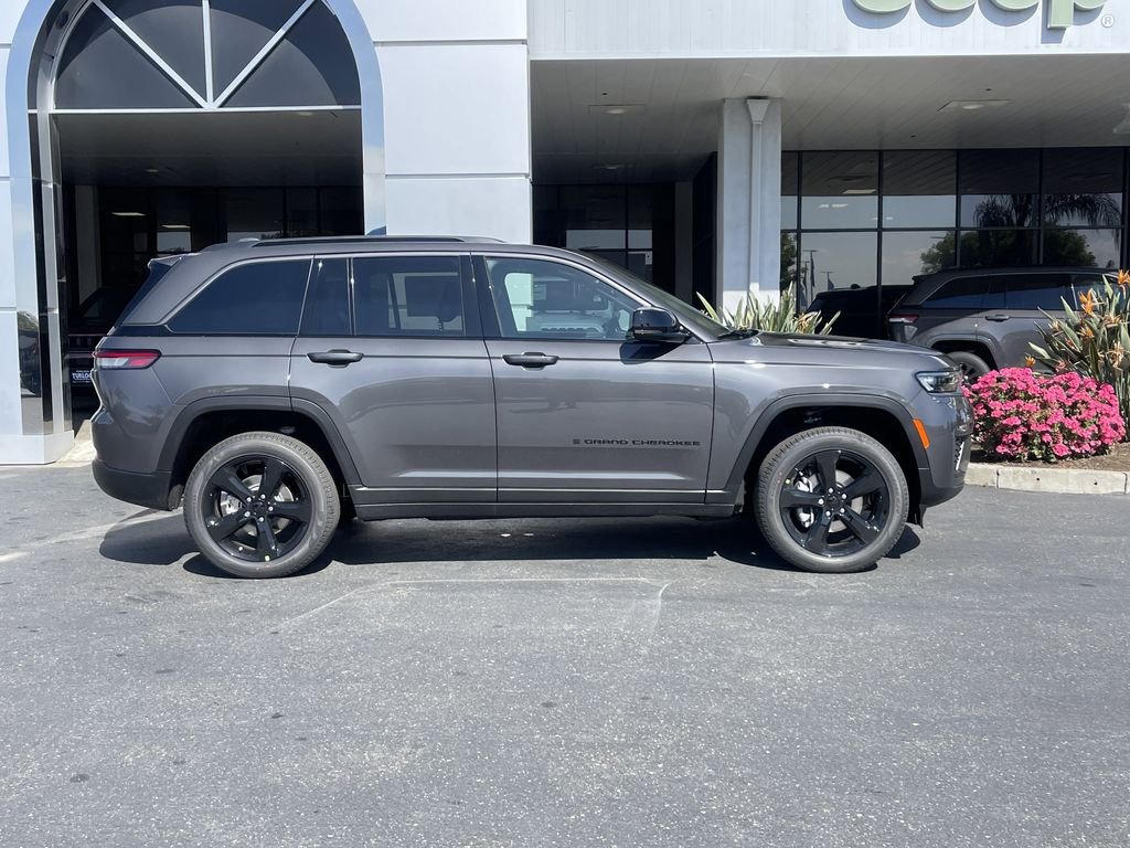 New 2026 Baltic Gray Metallic Clear-Coat Exterior Paint Jeep Limited image 6