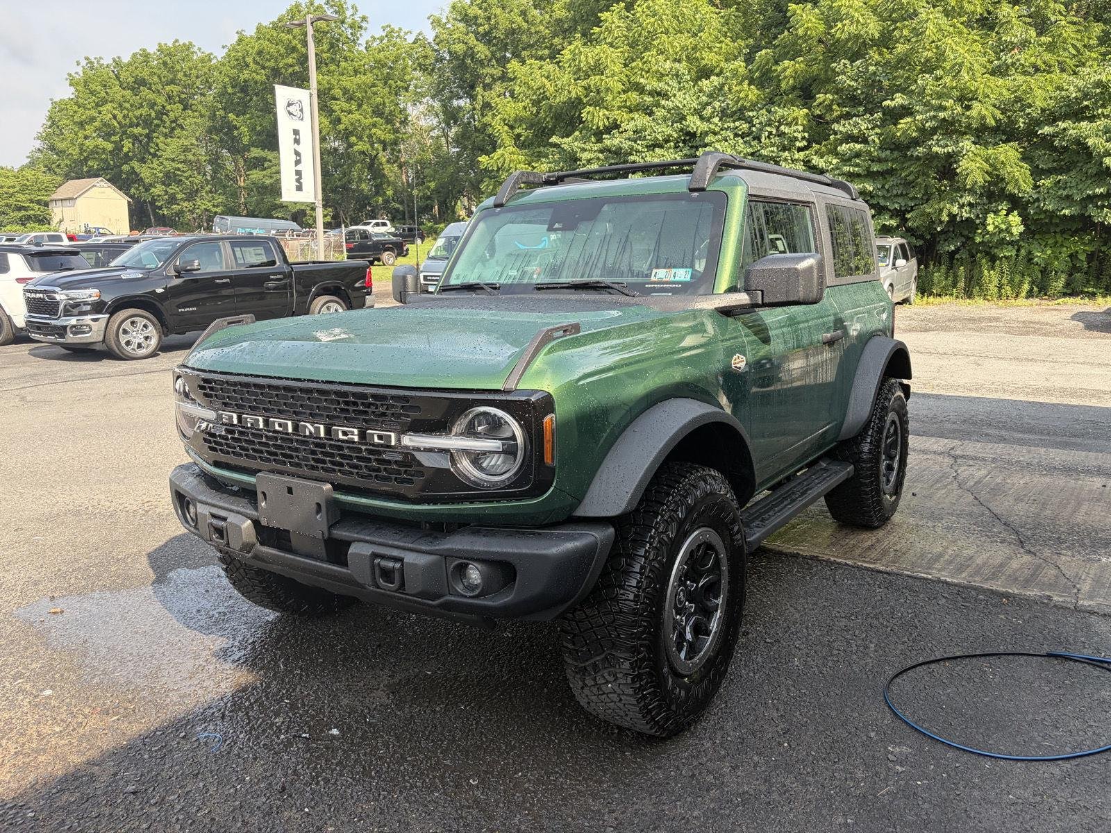 Used 2023 Eruption Green Metallic Ford Wildtrak image 3