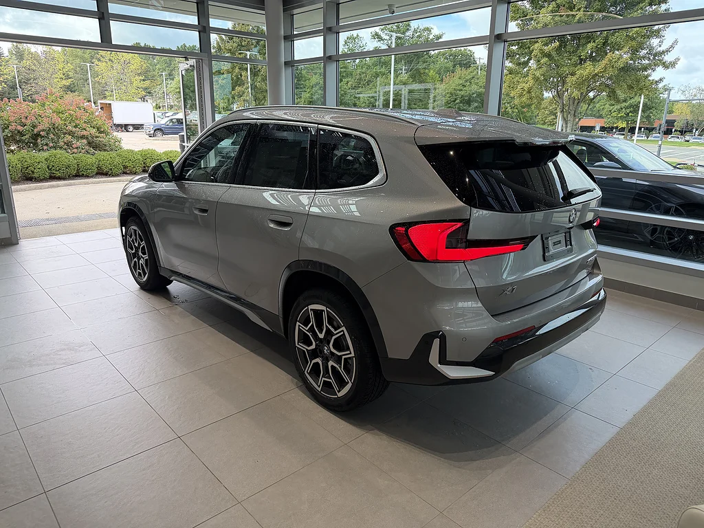New 2027 Space Silver Metallic BMW xDrive28i image 4