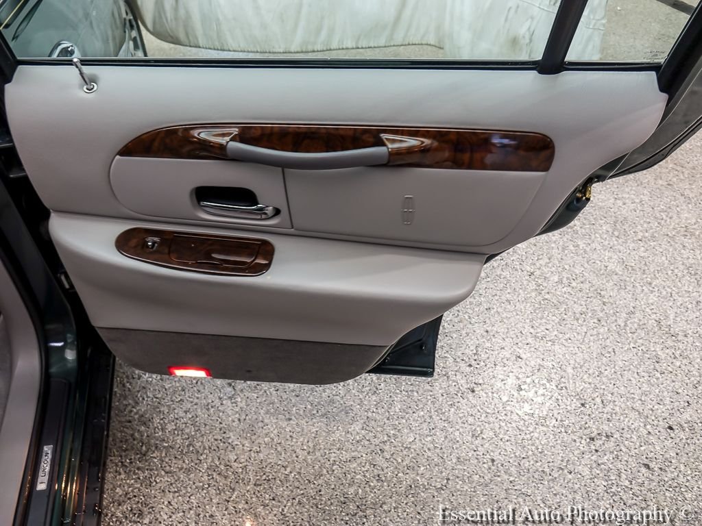 Used 1999  Lincoln Signature image 22