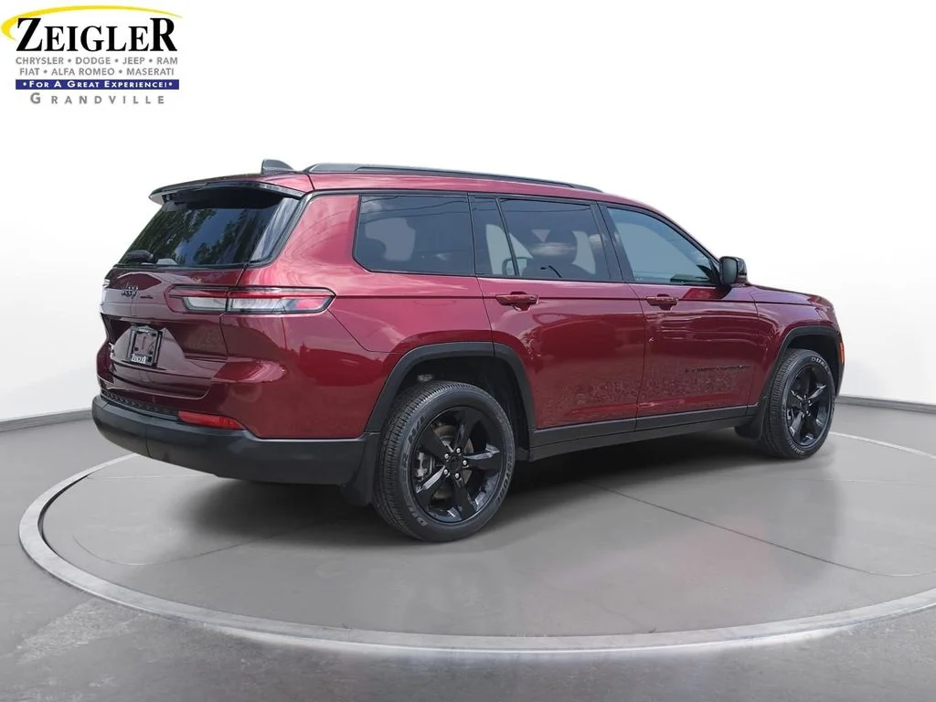 Used 2023 Red Jeep Altitude image 5